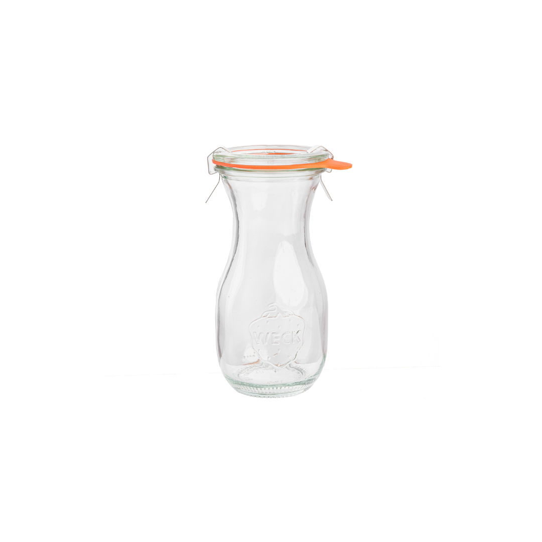 Прозрачная стеклянная банка WECK с узким горлом и расширяющимся дном, оранжевая уплотнительная резинка и металлические зажимы, фронтальный вид. Выдавленный логотип WECK на передней стороне, толстые стенки, изолированная на белом фоне.