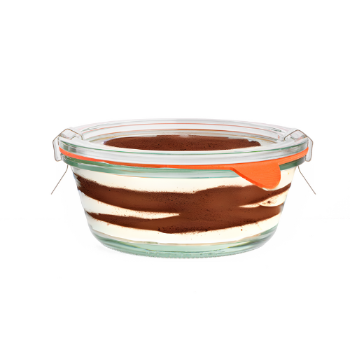 Стеклянная банка Weck 759 с защелкой и оранжевой прокладкой, доверху наполненная слоями крема для чизкейка, разделяющими корочку из крекера Грэма и кофейную смесь.