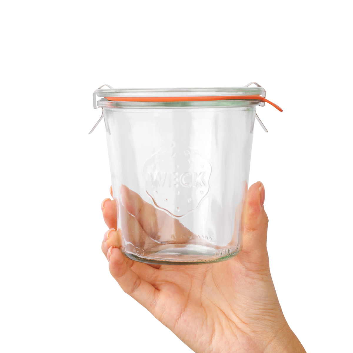 Чисто вымытая стеклянная квадратная банка Weck с защелками и оранжевой прокладкой на руке, демонстрирующая маркировку объема и логотип в виде клубники на передней стороне, идеально подходящая для надежного хранения продуктов.