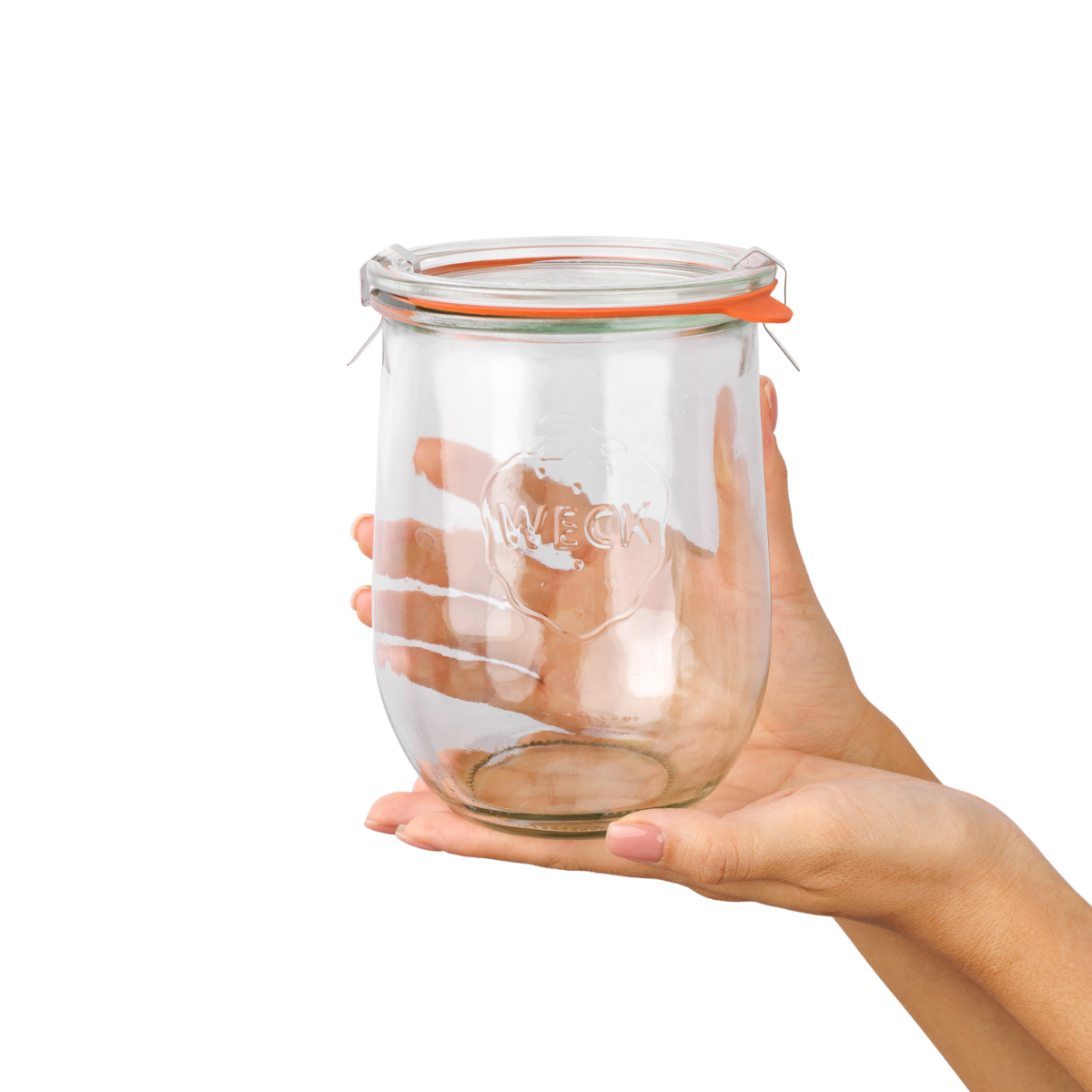 Рука держит стеклянную банку WECK формы "тюльпан" с оранжевыми зажимами и уплотнительной резинкой, чёткая гравировка логотипа, прозрачный фон.