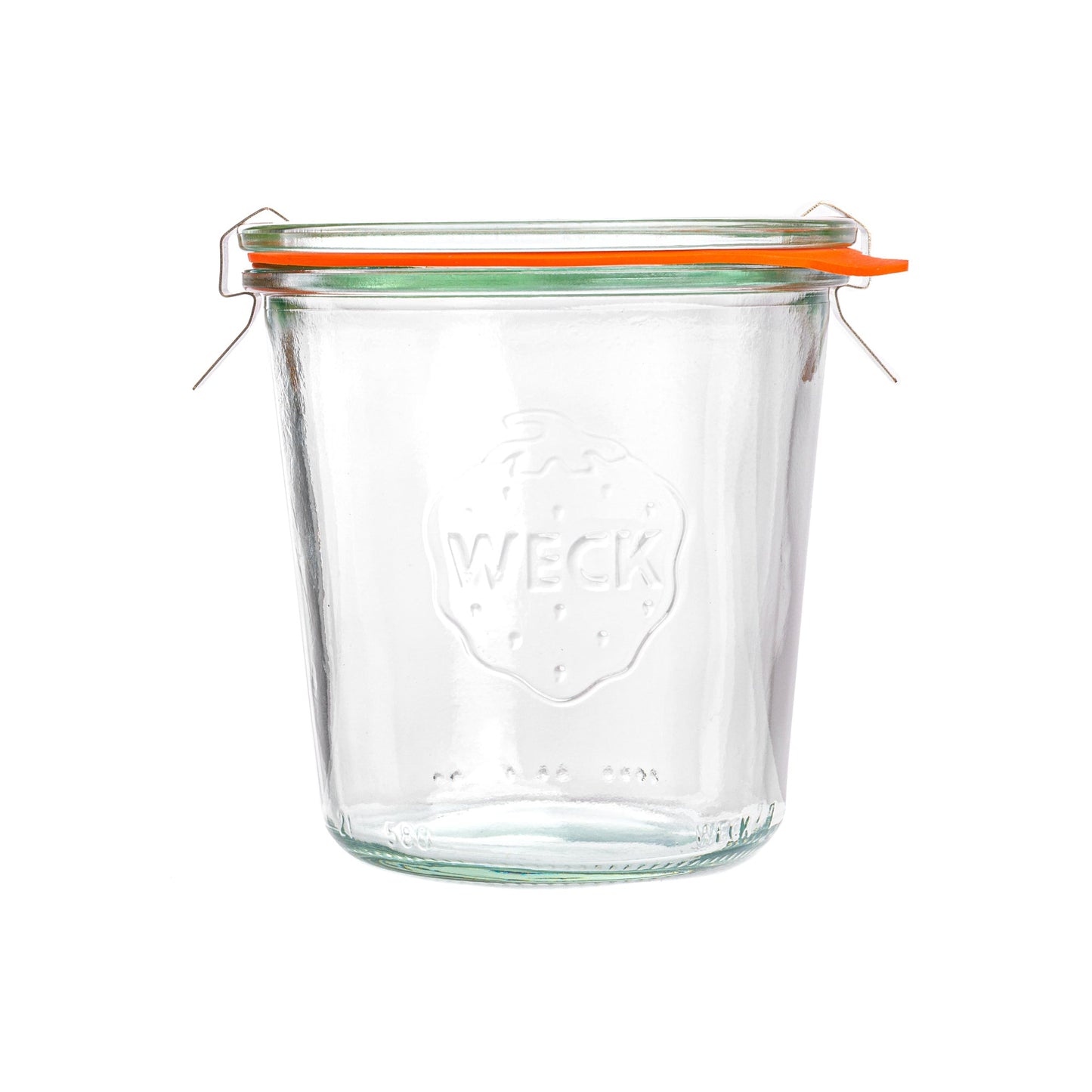 Круглая стеклянная банка Weck с плотными стенками, гравировкой логотипа на боку, оранжевым силиконовым уплотнителем и металлическими зажимами, изолирована на белом фоне.