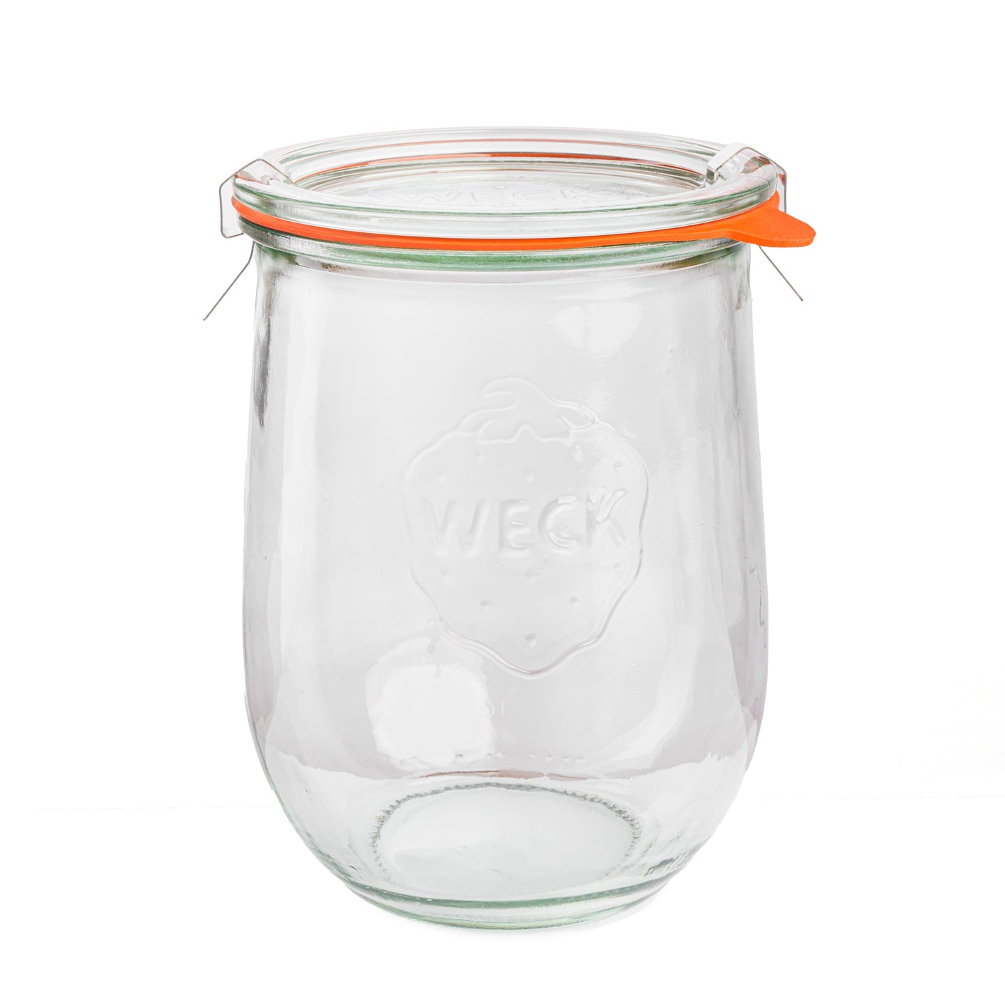 Прозрачная стеклянная банка WECK с оранжевой уплотнительной резинкой и металлическими зажимами на крышке, профильный ракурс. Толстые стеклянные стенки с эмблемой WECK, изолированы на белом фоне.
