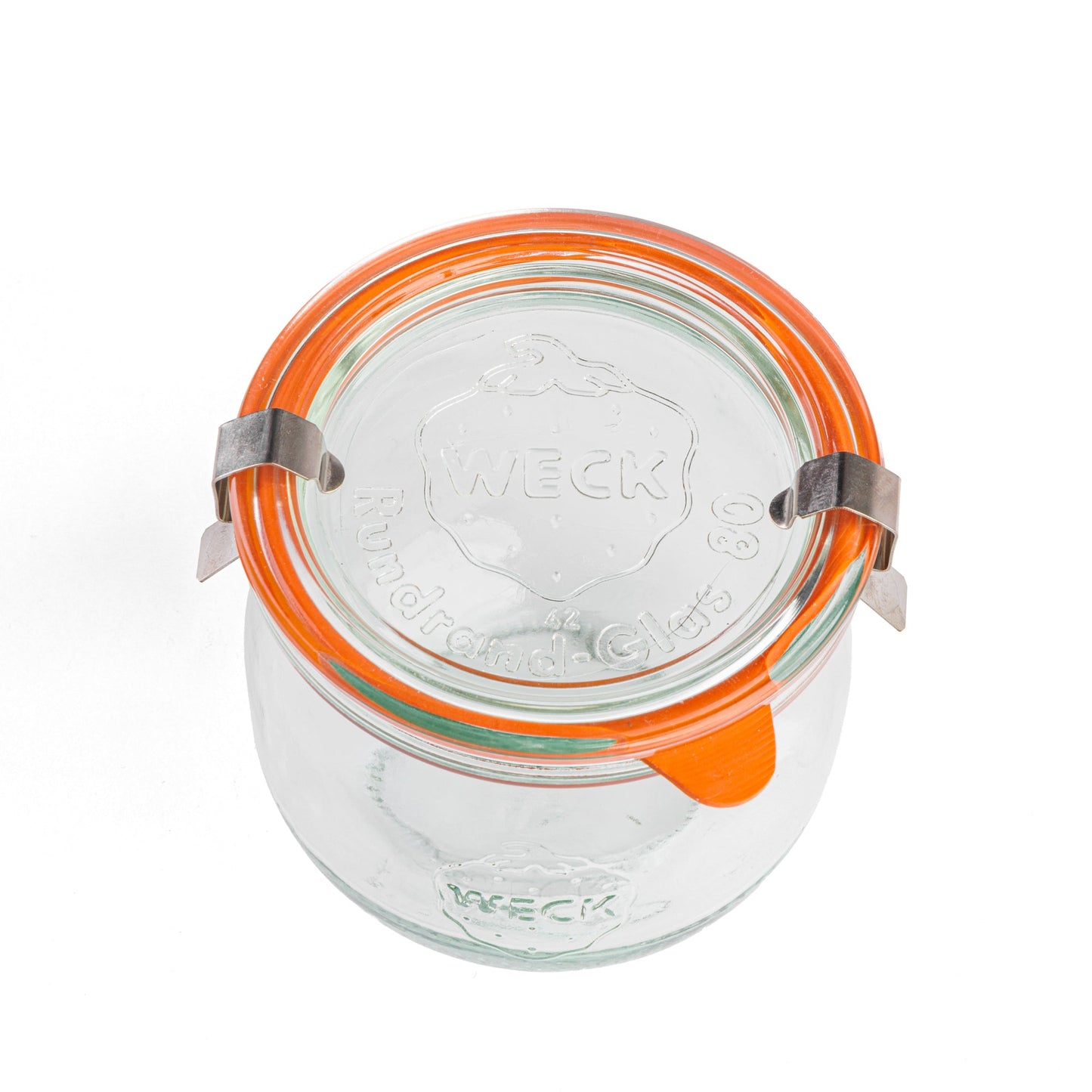 Стеклянная банка WECK овальной формы с закрытой крышкой, вид сверху. Крышка с оранжевой уплотнительной резинкой и металлическими зажимами, гравировка логотипа WECK и надпись 'Rundrand-Glas 100', изолированная на белом фоне.