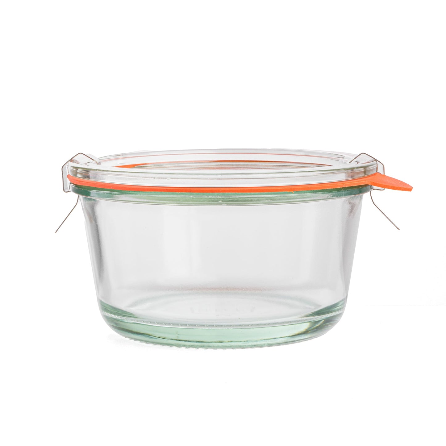 Круглая стеклянная банка Weck с узкими сторонами, прозрачной крышкой, оранжевым силиконовым уплотнителем и металлическими зажимами, фон белый
