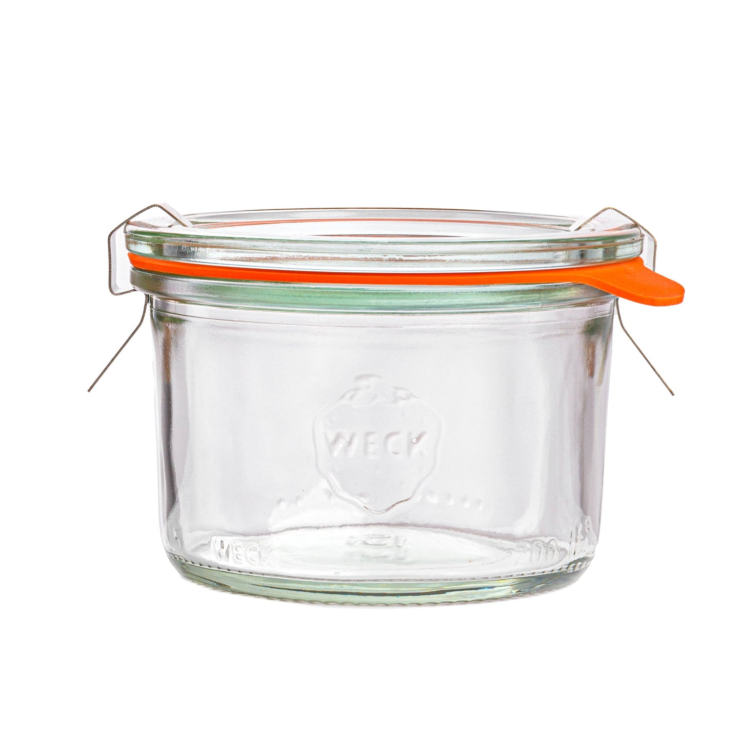 Круглая стеклянная банка Weck с плотными стенками, эмблемой Weck на передней стороне, оранжевым силиконовым уплотнителем и стальными зажимами, изолированная на белом фоне.
