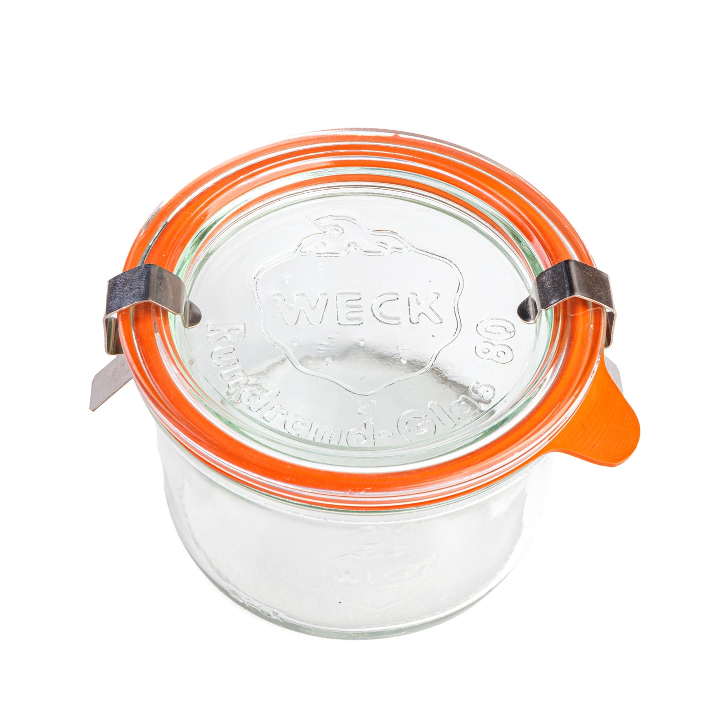 Круглая стеклянная банка Weck с плотными стенками и прозрачной крышкой с рельефной эмблемой Weck, оранжевым силиконовым уплотнителем и стальными зажимами, изолированная на белом фоне, вид сверху.