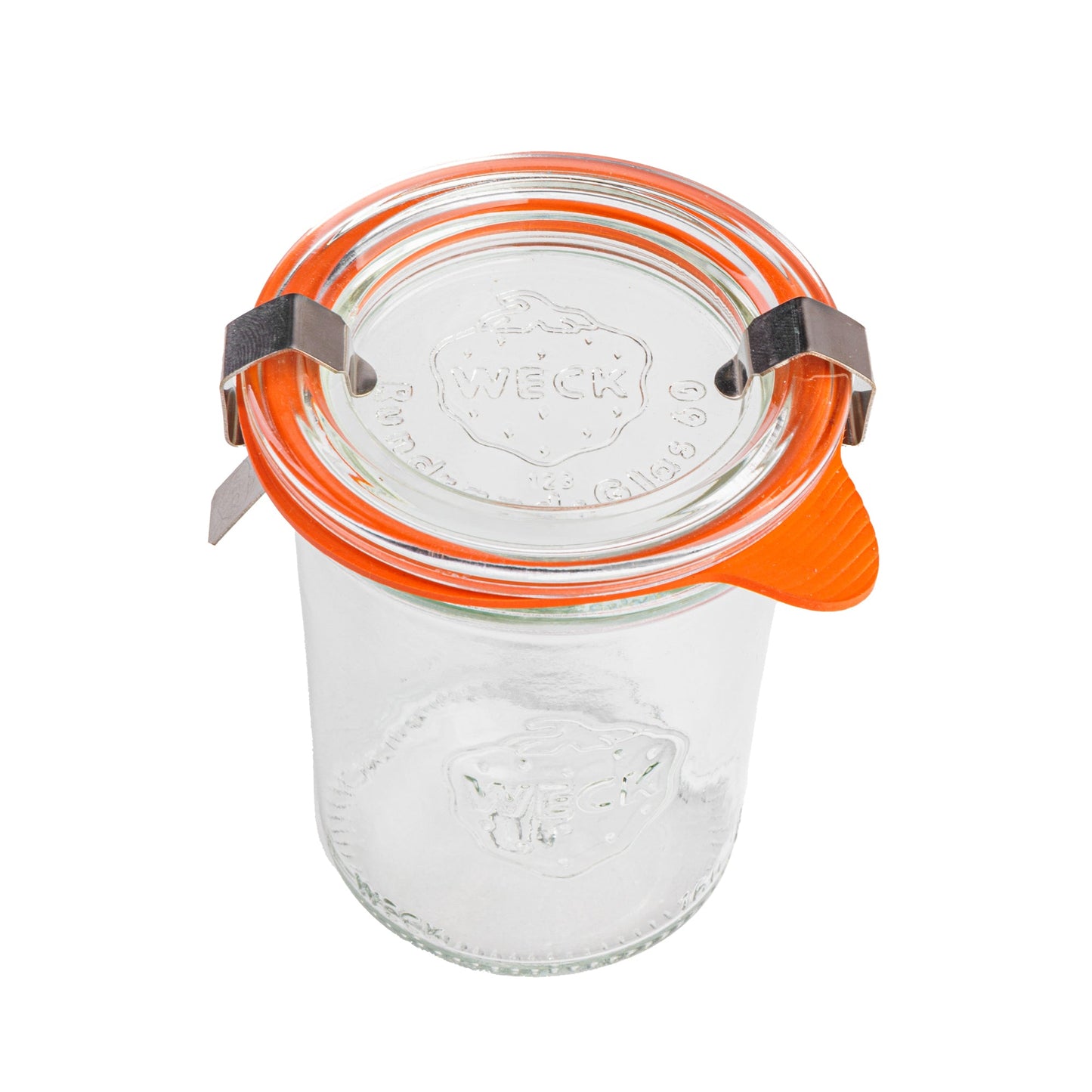Прозрачная круглая стеклянная банка Weck с плотными стенками и оранжевым силиконовым уплотнителем, прозрачная крышка с выдавленным логотипом Weck, зафиксированная металлическими зажимами, на белом фоне.