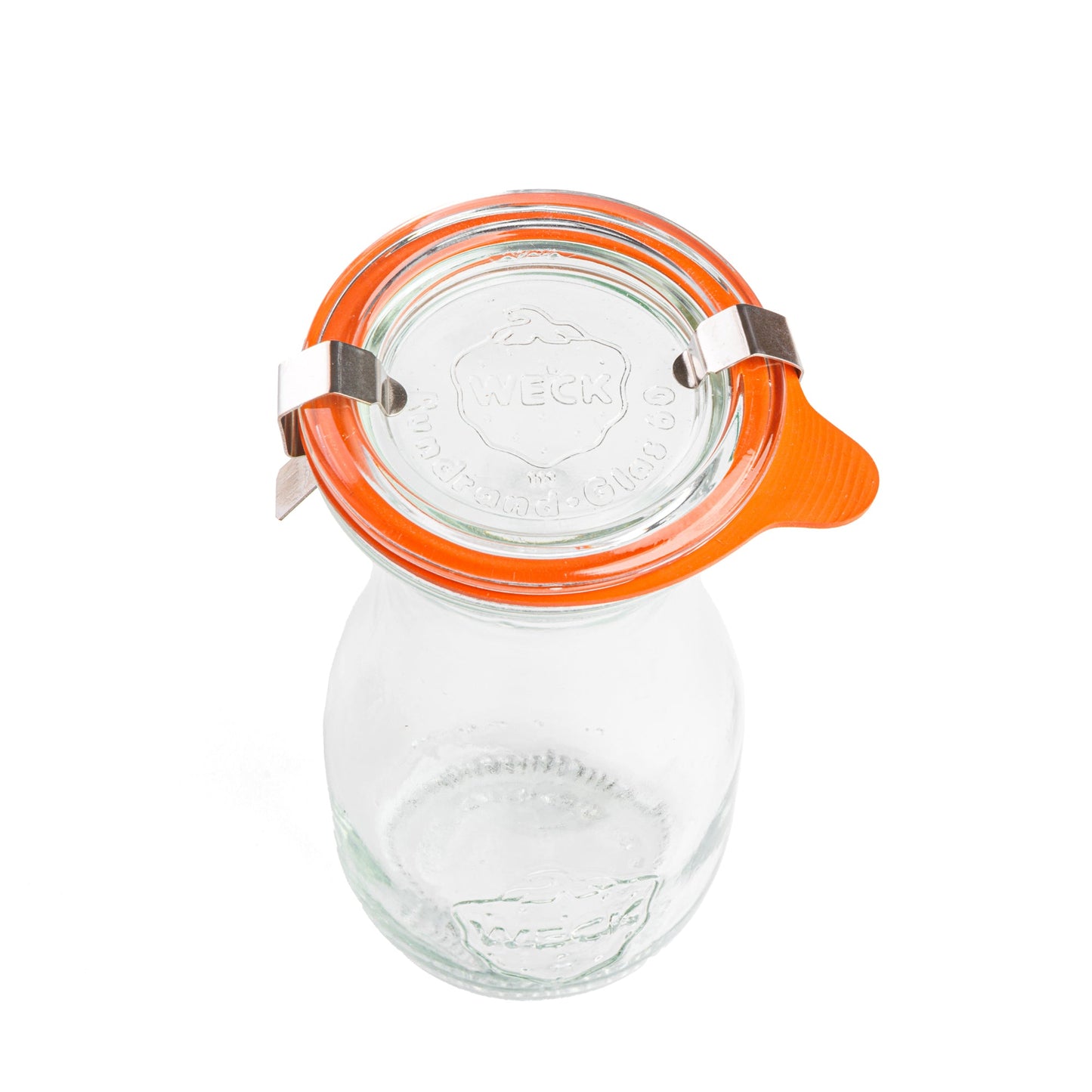 Стеклянная банка WECK с узким горлом и расширяющимся дном, закрытая крышка с оранжевой уплотнительной резинкой и металлическими зажимами, верхний вид. Гравировка логотипа WECK и надпись 'Rundrand-Glas 100' на крышке, изолированная на белом фоне.