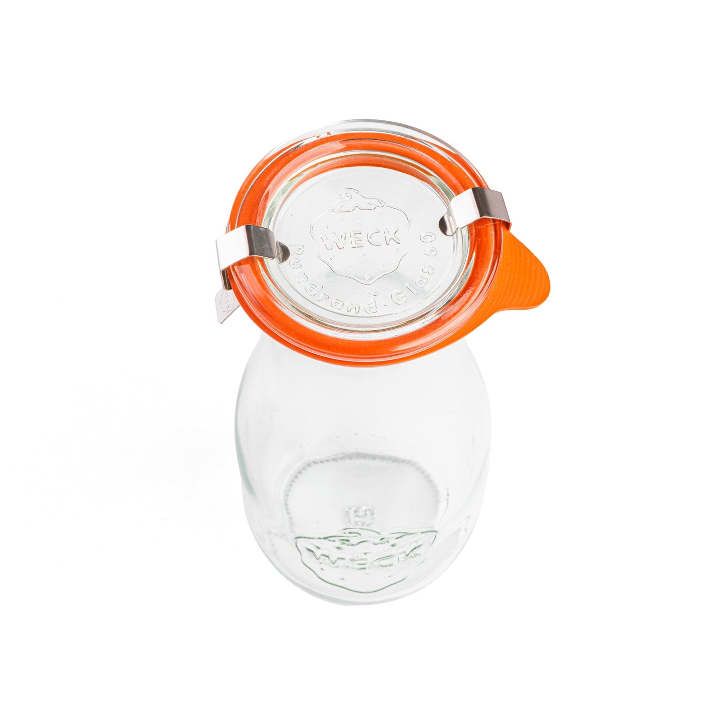 Стеклянная банка WECK с вытянутой формой, закрытая крышка с оранжевой уплотнительной резинкой и металлическими зажимами, вид сверху. Гравировка логотипа WECK и надпись 'Rundrand-Glas 100' на крышке, на прозрачном фоне.