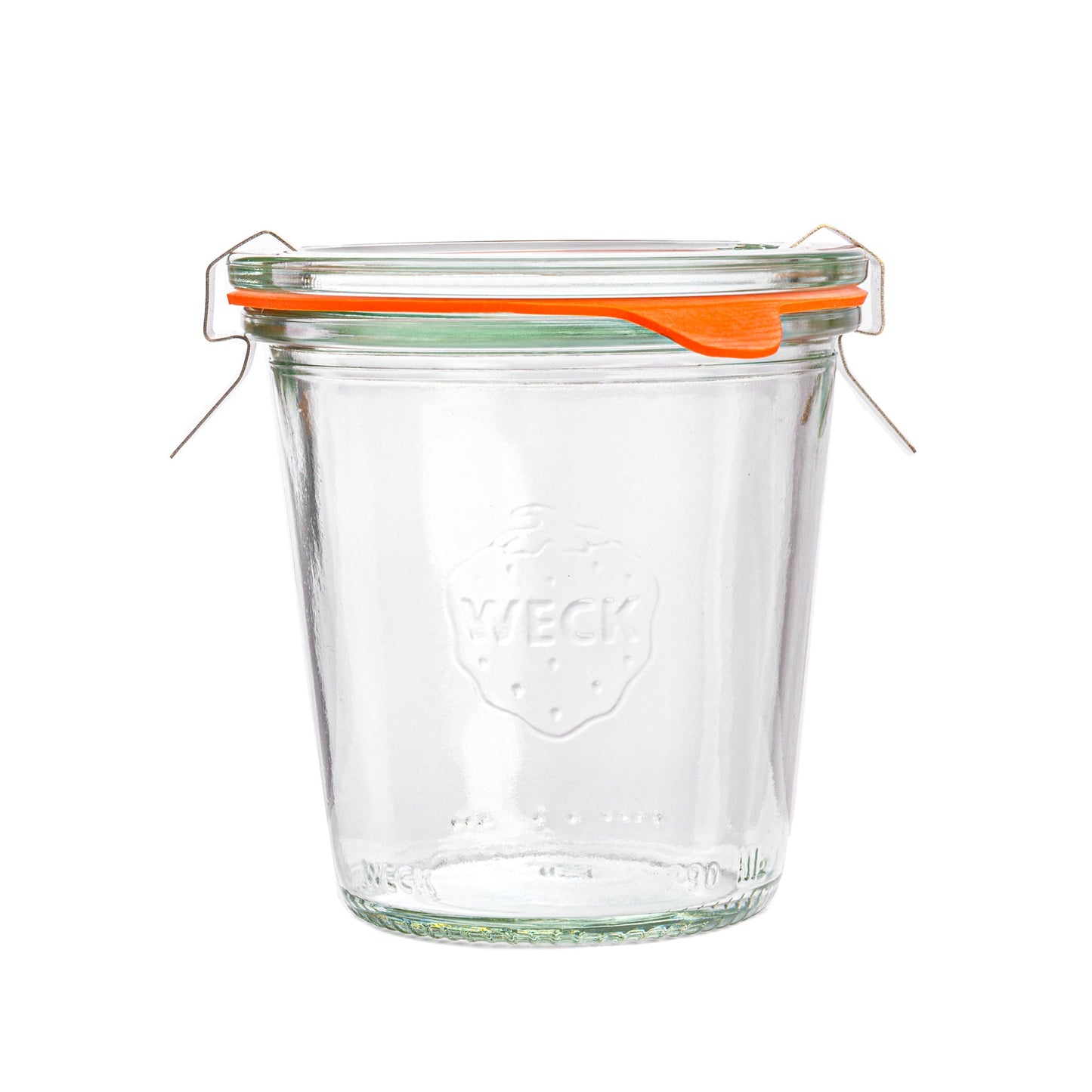Круглая стеклянная банка Weck с плотными стенками, эмбоссированным логотипом на передней стороне, оранжевым силиконовым уплотнителем и зажимами, изолированная на белом фоне.