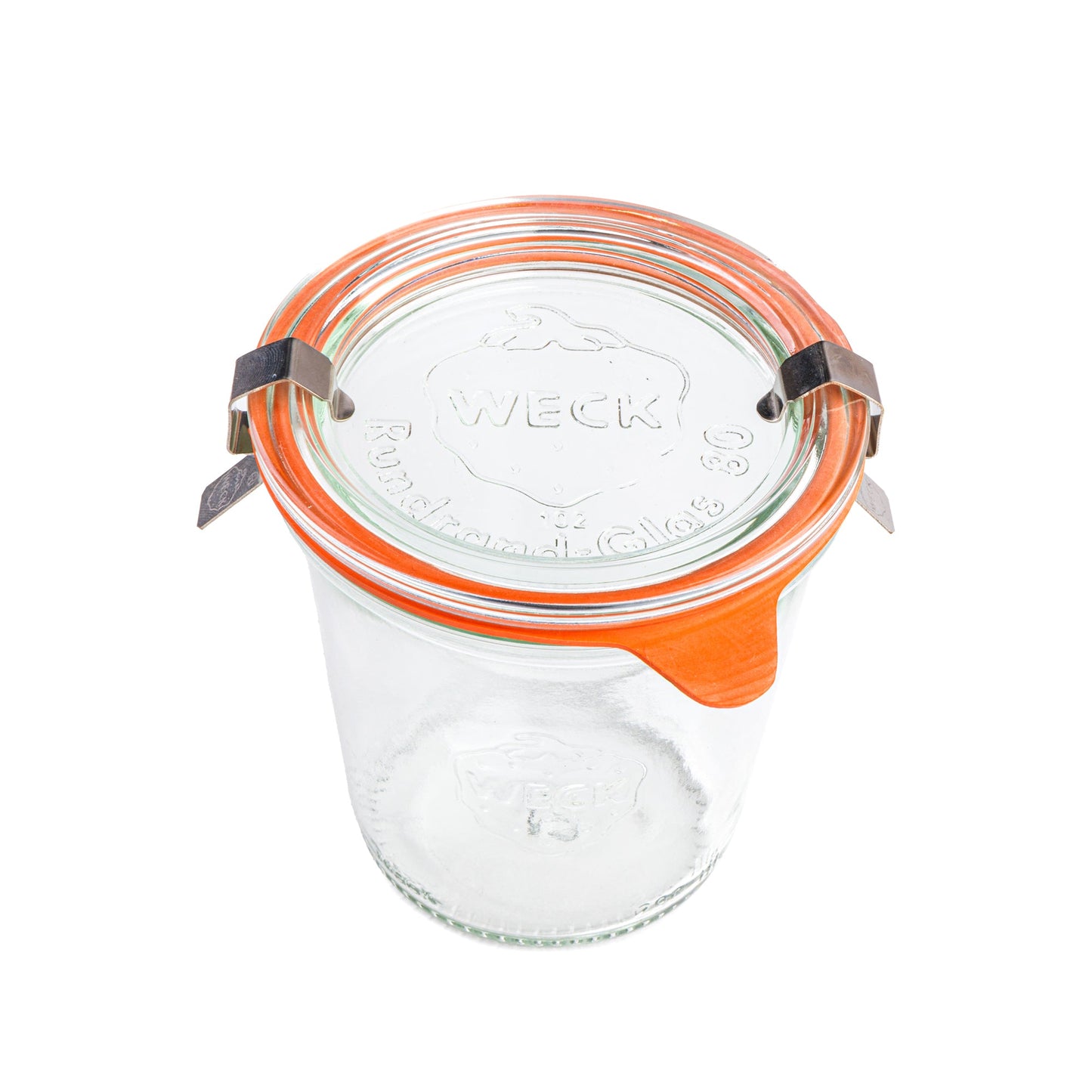 Круглая стеклянная банка Weck с плотными стенками, прозрачной крышкой с верхней гравировкой логотипа Weck, оранжевым уплотнителем и зажимами на белом фоне.