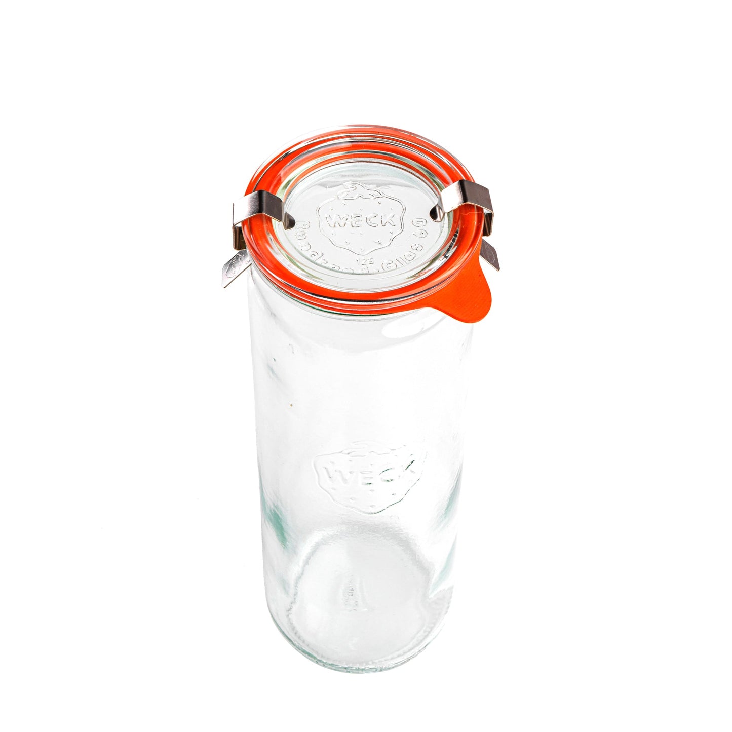 Вид сверху на цилиндрическую стеклянную банку Weck с толстыми стенками и оранжевой зажимной крышкой, где видна гравировка логотипа Weck на верхней стороне крышки.