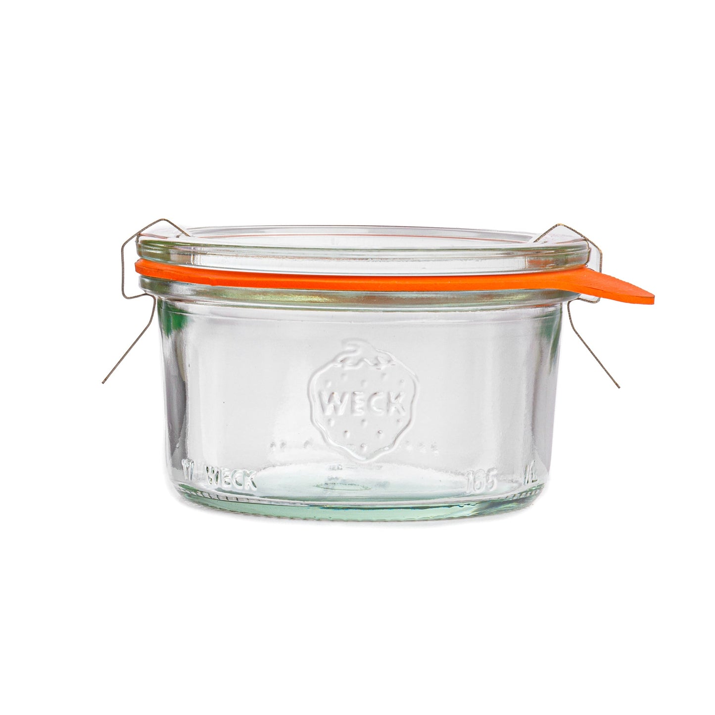 Прозрачная стеклянная банка Weck с плотными стенками, эмбоссированным логотипом на боку и оранжевым силиконовым уплотнителем, зажимы расположены по бокам, изолированная на белом фоне.